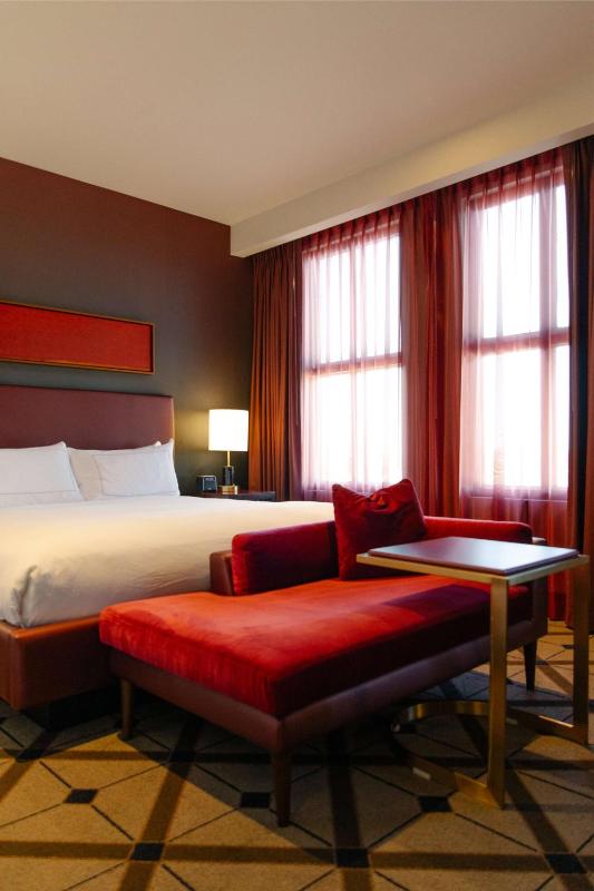 Deluxe King Room image 4