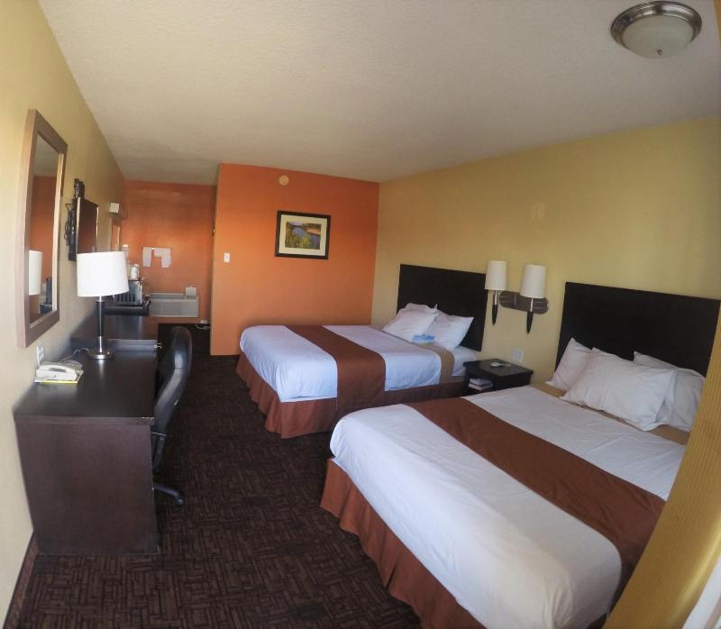 Queen Room with Two Queen Beds - Non-Smoking image 1