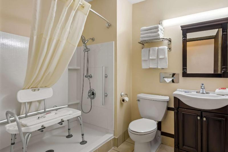 Two Queen Beds with Lake View/Disability Access - Non Smoking image 2