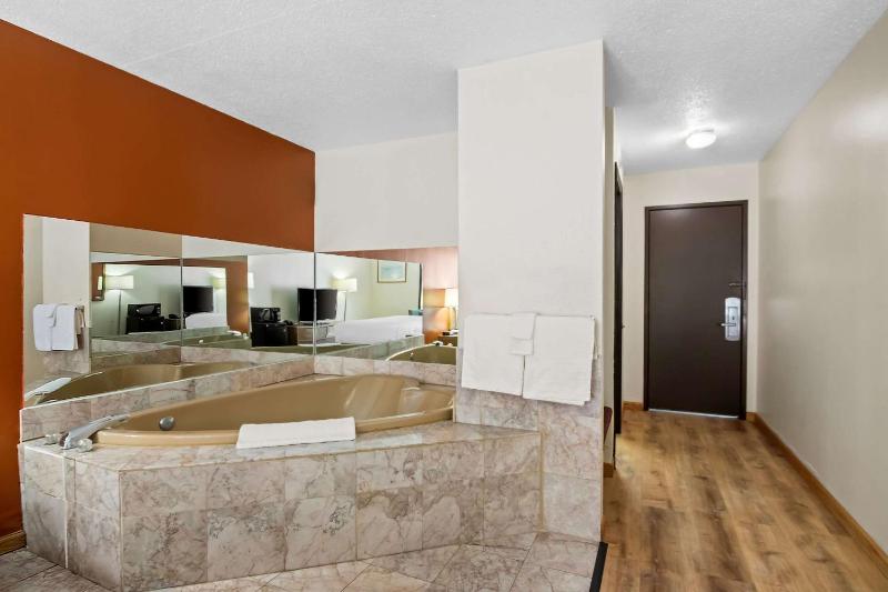 King Room with Whirlpool - Non Smoking/Interior Corridor image 2