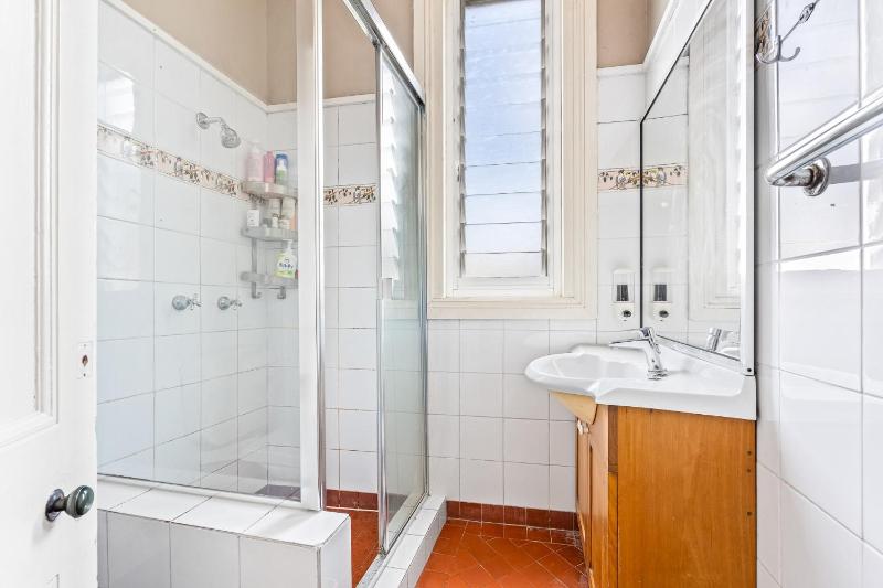 Double Room with Shared Bathroom image 4