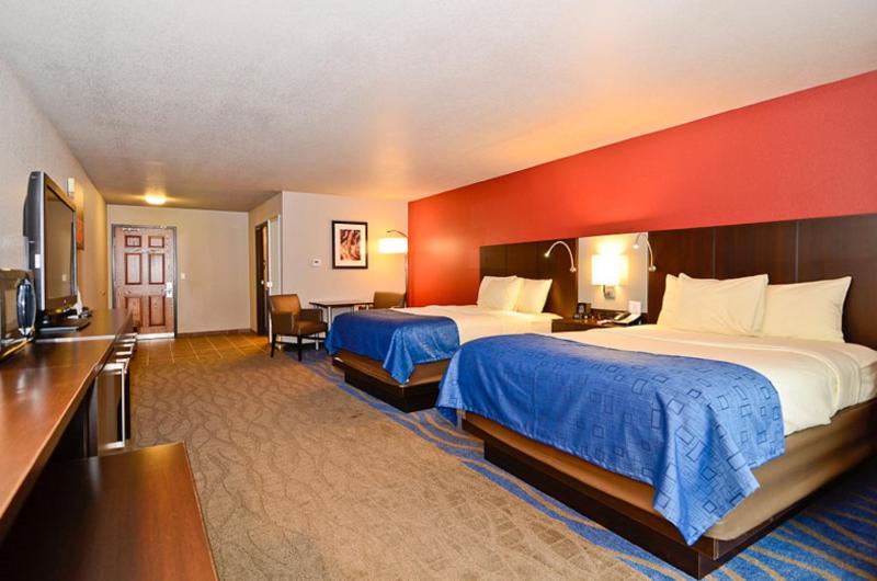 Queen Room with Two Queen Beds image 2