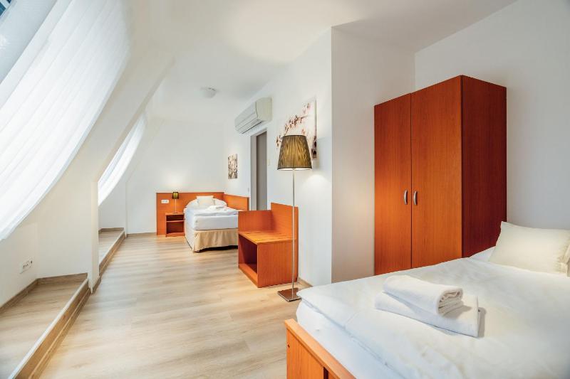 Quadruple Room with Balcony and Wellness Access image 3