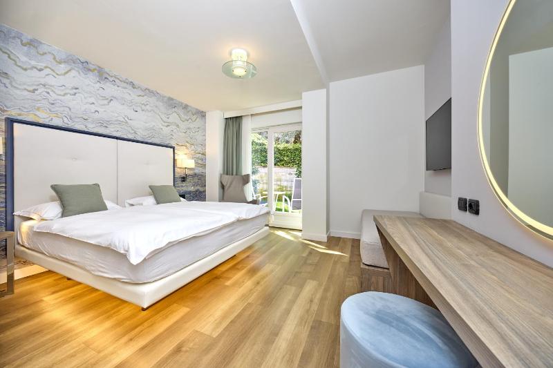 Executive Room with Balcony and Lateral Lake View image 1