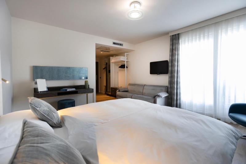 Executive Double Room with Balcony and Lateral Lake View  image 2