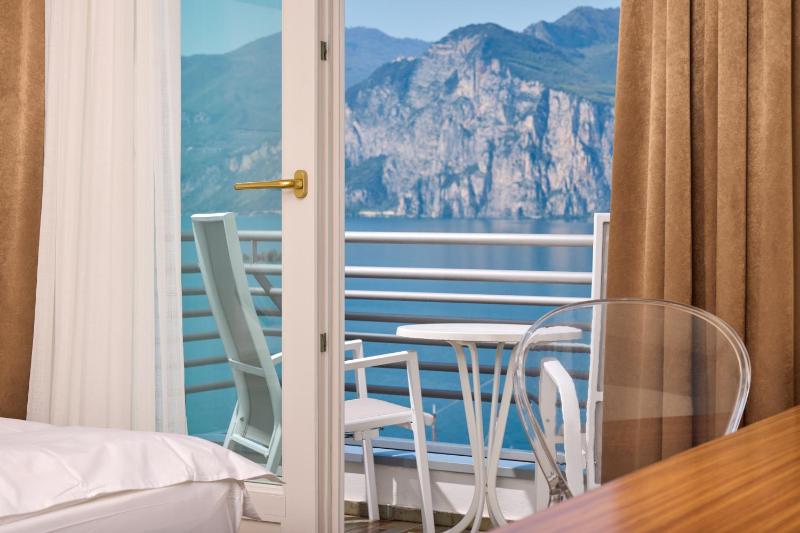 Superior Double or Twin Room with Balcony and Lake View image 4