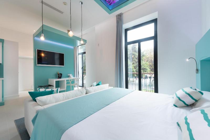 Suite with Garden View image 4