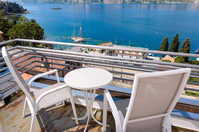 Superior Double or Twin Room with Balcony and Lake View image 3