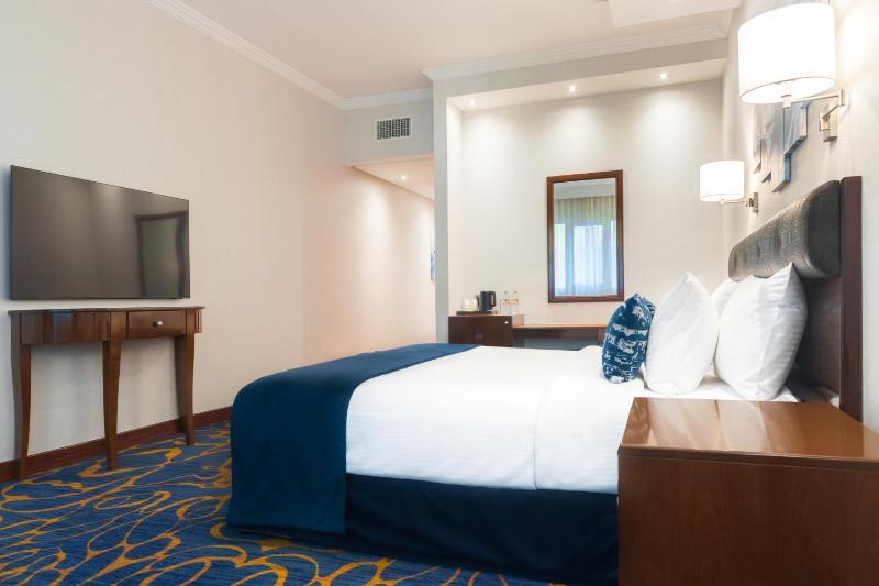 Deluxe King Room - Complimentary Transfer to Bluewater Island and JBR image 1