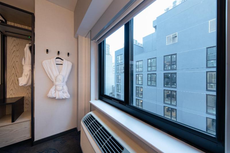 Superior King High Floor Room image 2