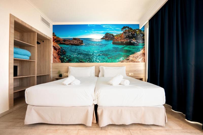 Standard Twin Room image 4