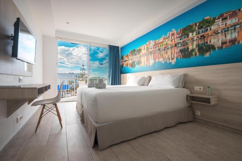 Standard Twin Room image 1