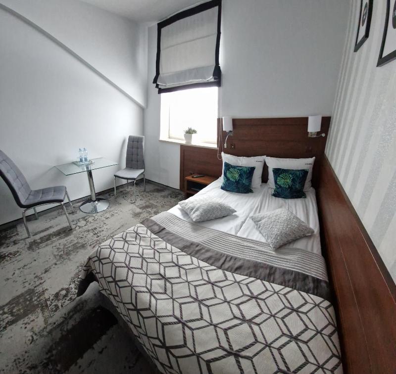 Standard Double Room image 4