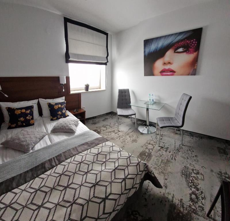 Standard Double Room image 3