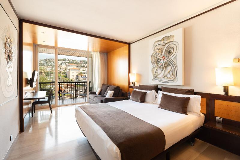 Double or Twin Room with Balcony image 3