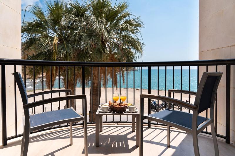 Deluxe Double or Twin Room with Balcony and Sea View image 4