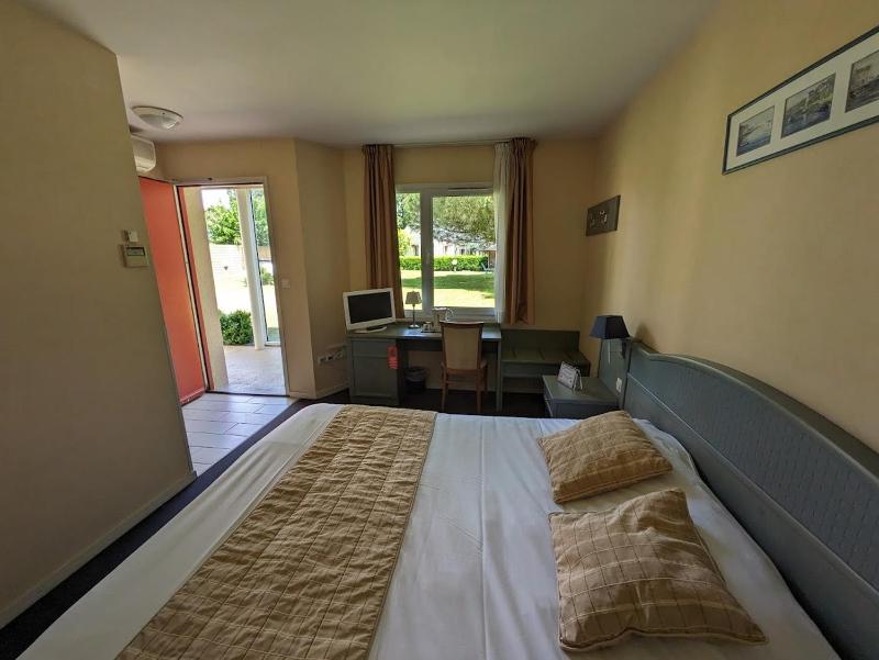 Classic Double Room image 3