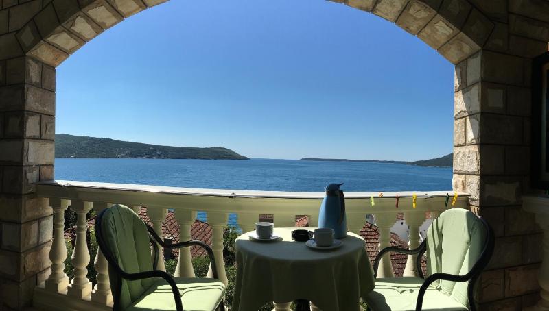 Double Room with Balcony and Sea View image 3
