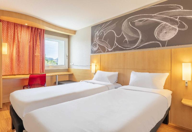 Twin Room image 1