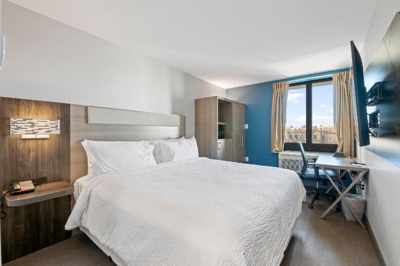 Standard King Room image 2
