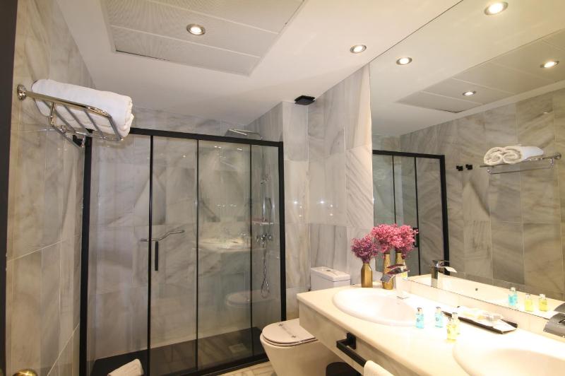 Family Room (2 Adults + 1 Child) image 2