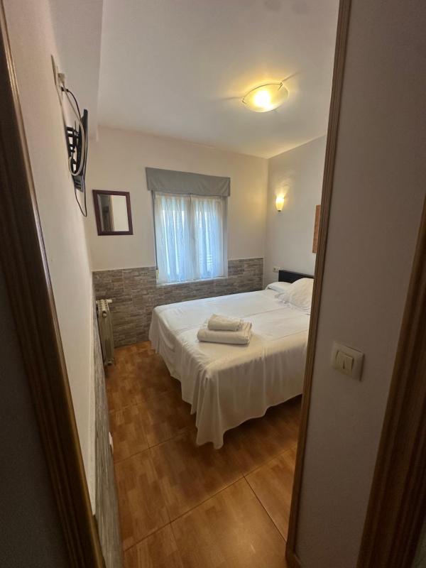 Single Room with Private Bathroom image 1