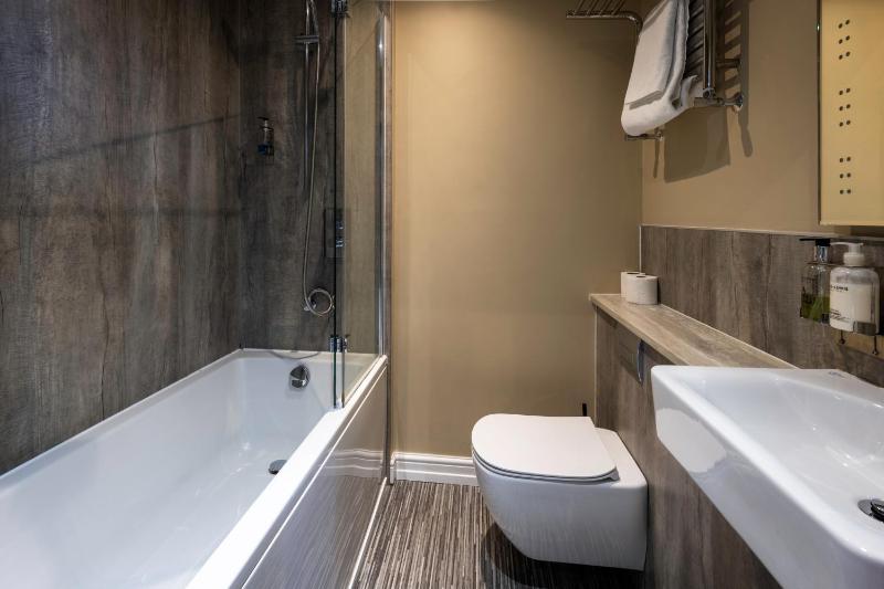 Twin Room Ensuite Bath image 3