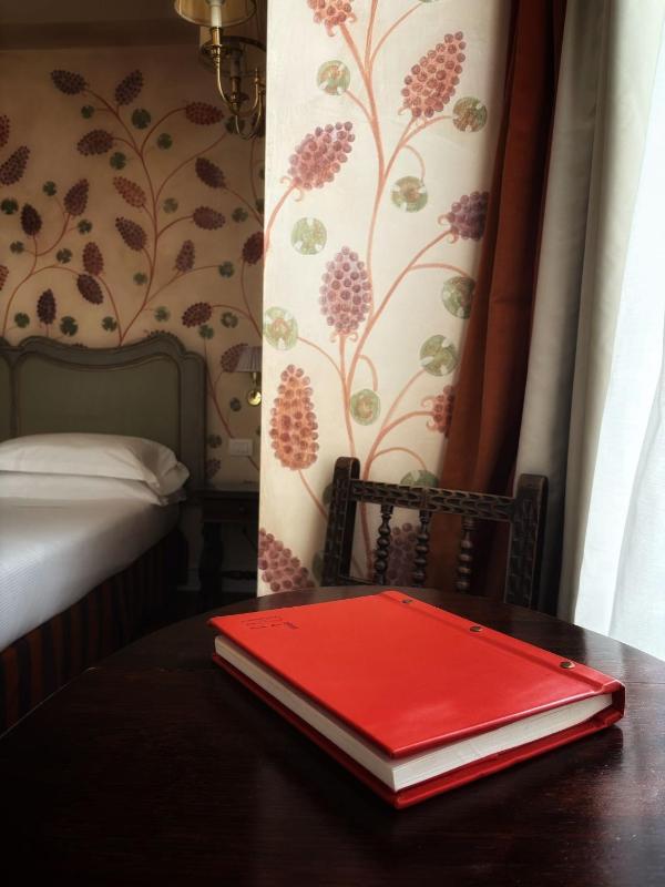 Classic Double or Twin Room image 3