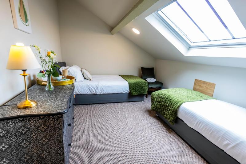 Twin Room Ensuite Bath image 1
