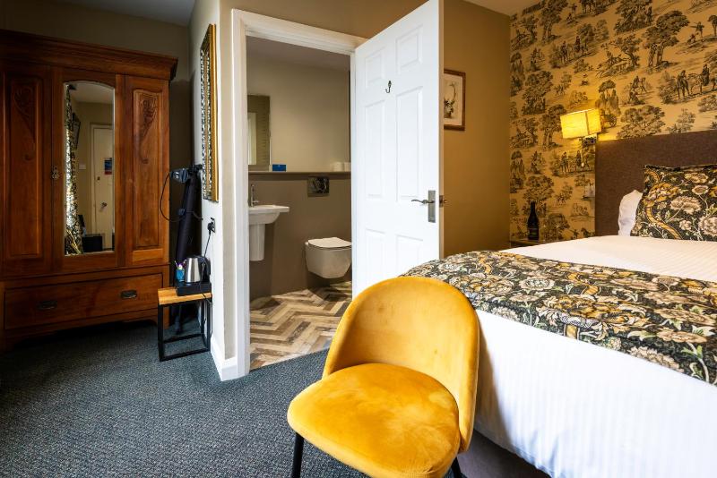 Deluxe Double Room Ensuite with Shower image 4