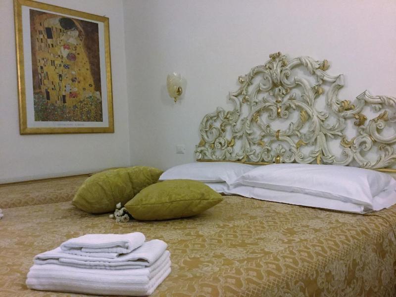 Residenza Due Torri check in presso HOTEL CENTRALE Vicolo Cattani 7 - image 12