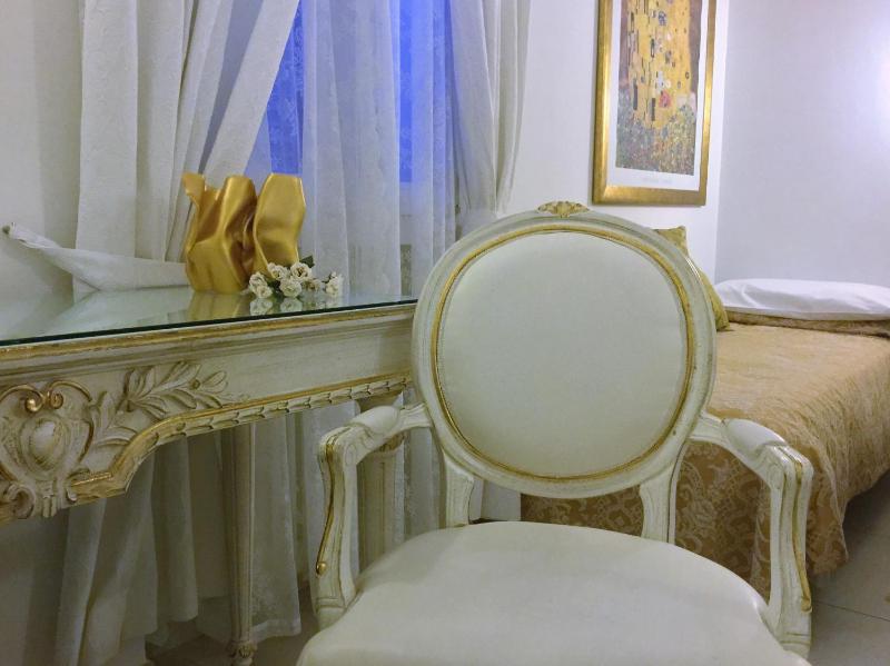Residenza Due Torri check in presso HOTEL CENTRALE Vicolo Cattani 7 - image 13