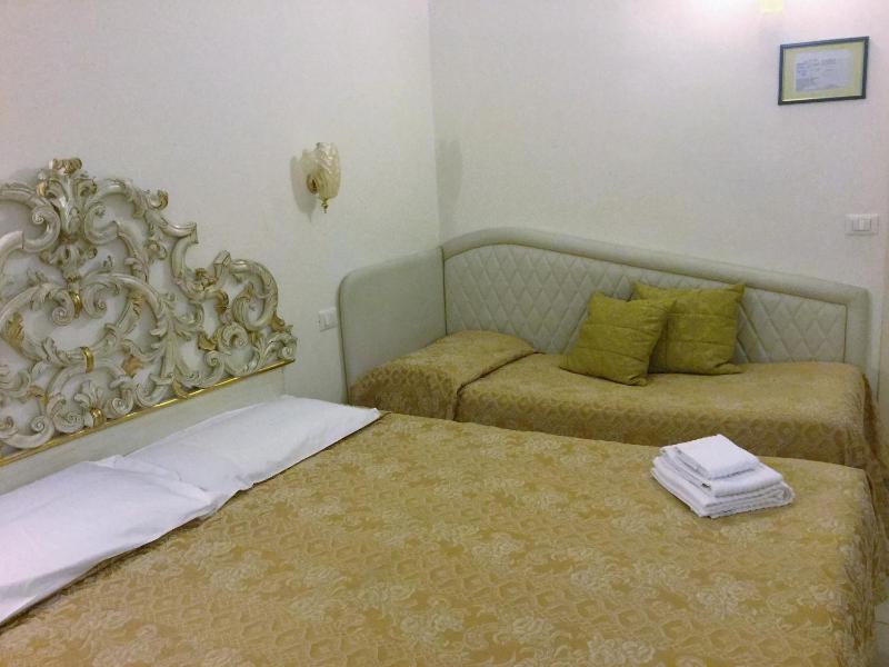 Residenza Due Torri check in presso HOTEL CENTRALE Vicolo Cattani 7 - image 8