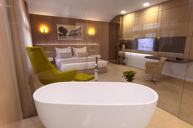 Class Deluxe Double Room image 2