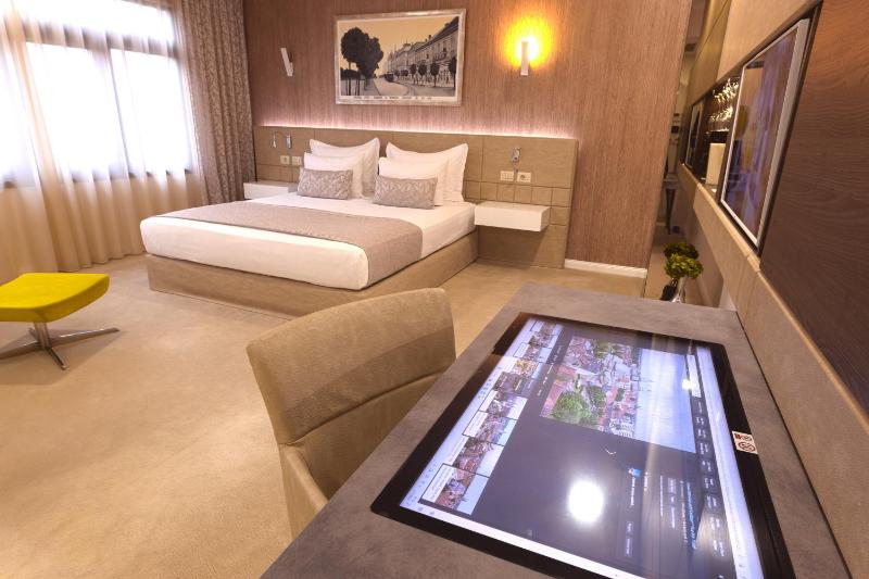 Class Deluxe Double Room image 3