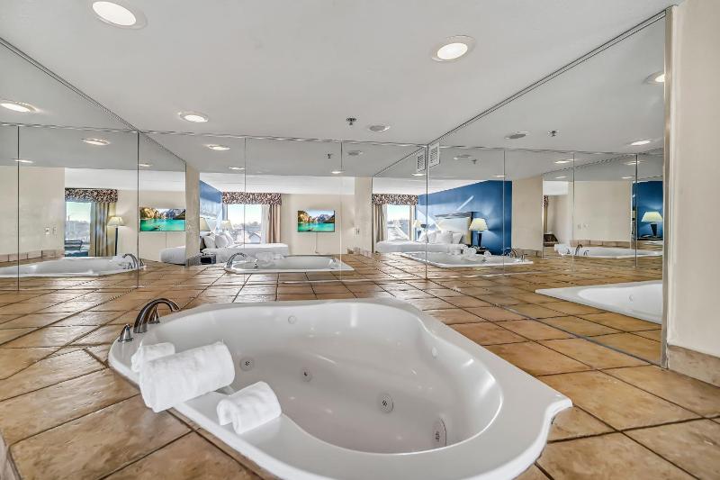 King Suite with Whirlpool - Non-Smoking image 1