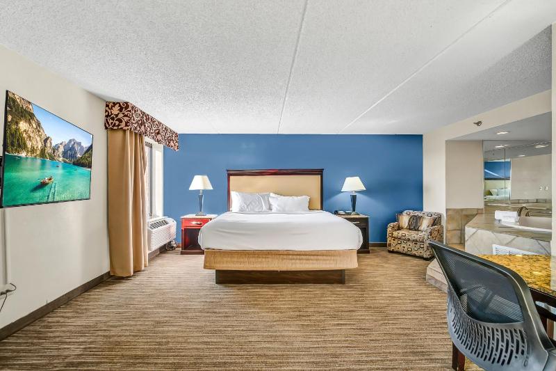 King Suite with Whirlpool - Non-Smoking image 4