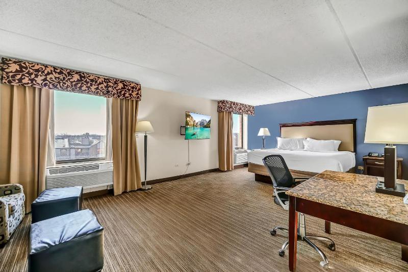 King Suite with Whirlpool - Non-Smoking image 2