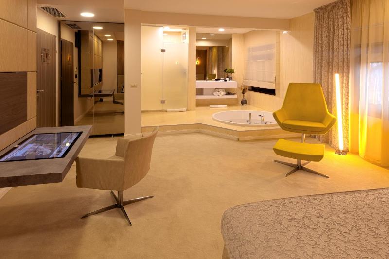 Class Deluxe Premium Double Room image 4