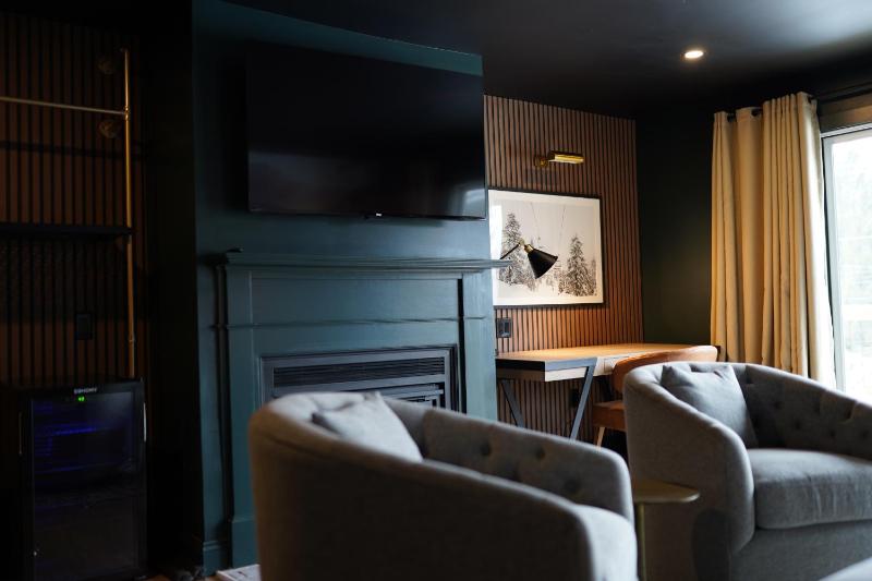 King Suite with Balcony image 2