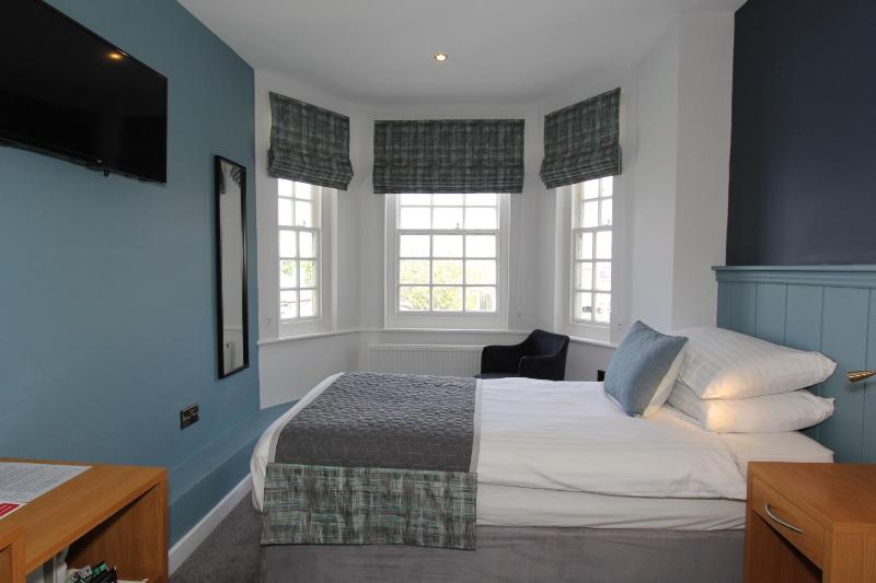 Single Room with Private Bathroom image 4