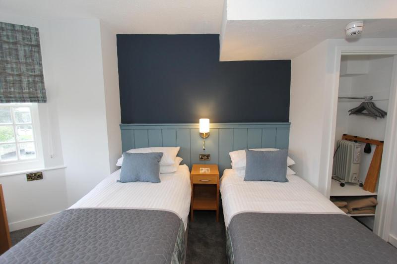 Twin Room with Private Bathroom image 4