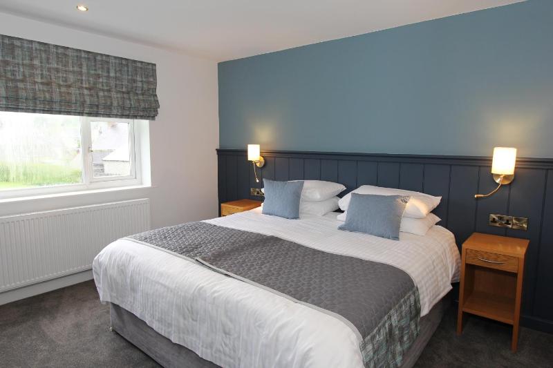 Double or Twin Room with Private Bathroom image 4