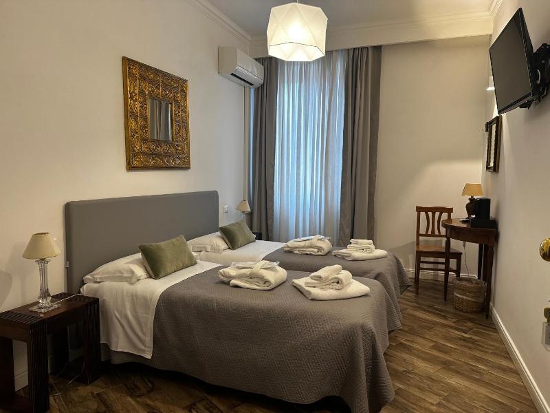 Twin Room with Shared Bathroom image 1