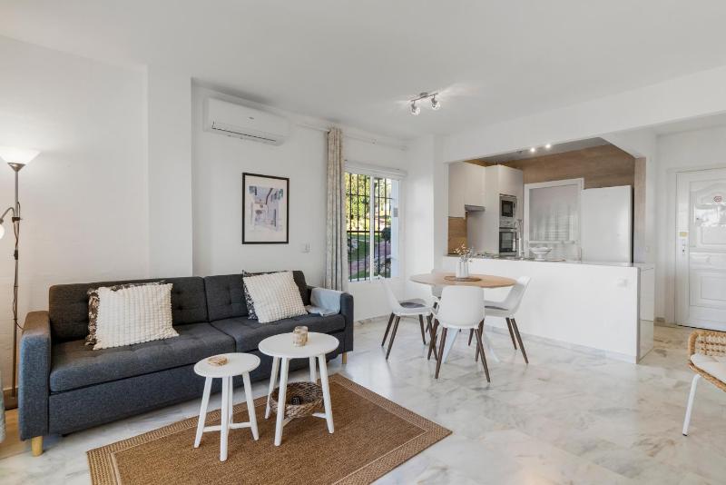 Pool and garden apt by Costarentals - Ref 253 - image 11