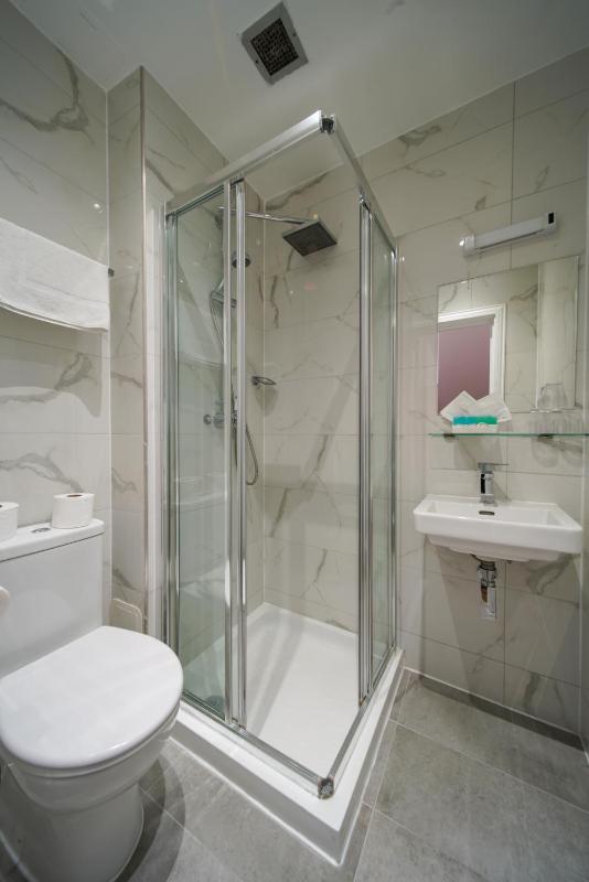 Quadruple Room image 3