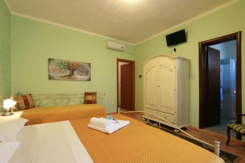 Superior Triple Room image 3