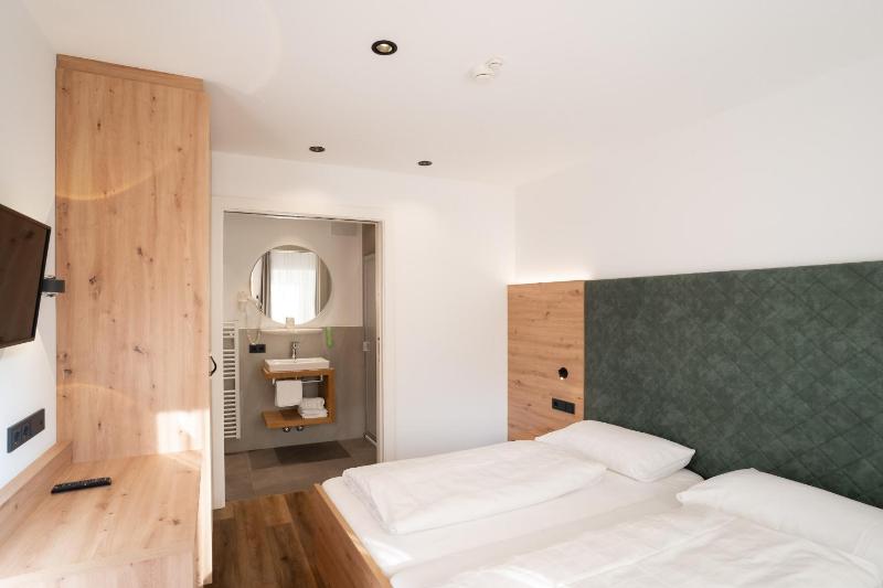 Budget Double Room image 4