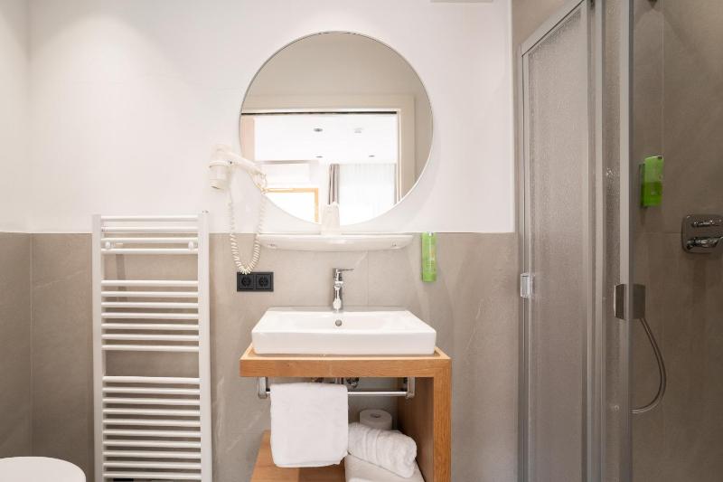 Budget Double Room image 3