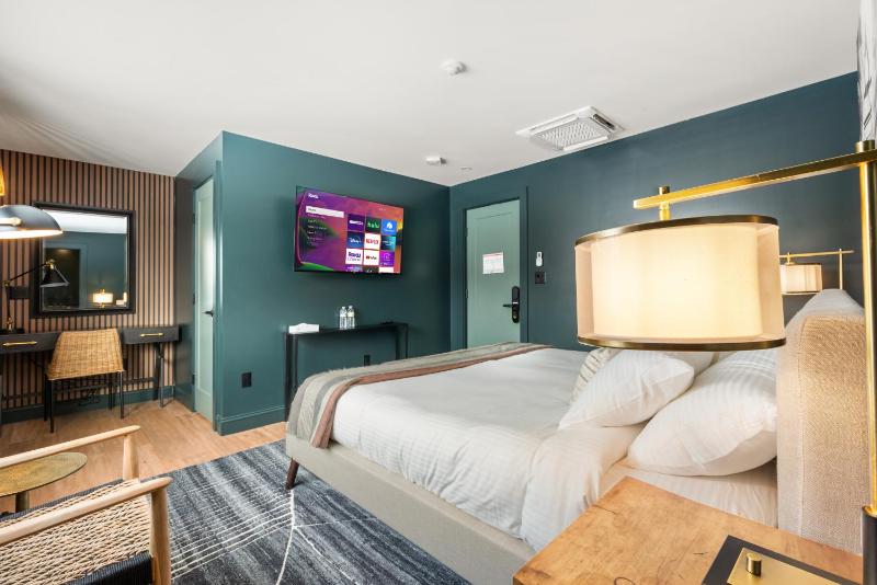 King Room with Mountain View image 2